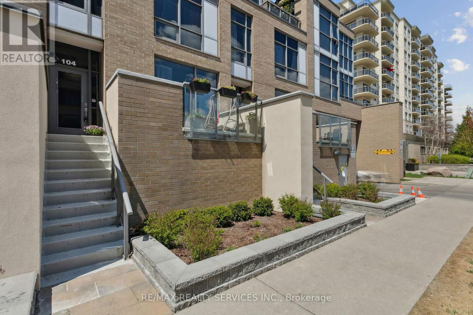 104 - 1940 IRONSTONE DRIVE Image 3