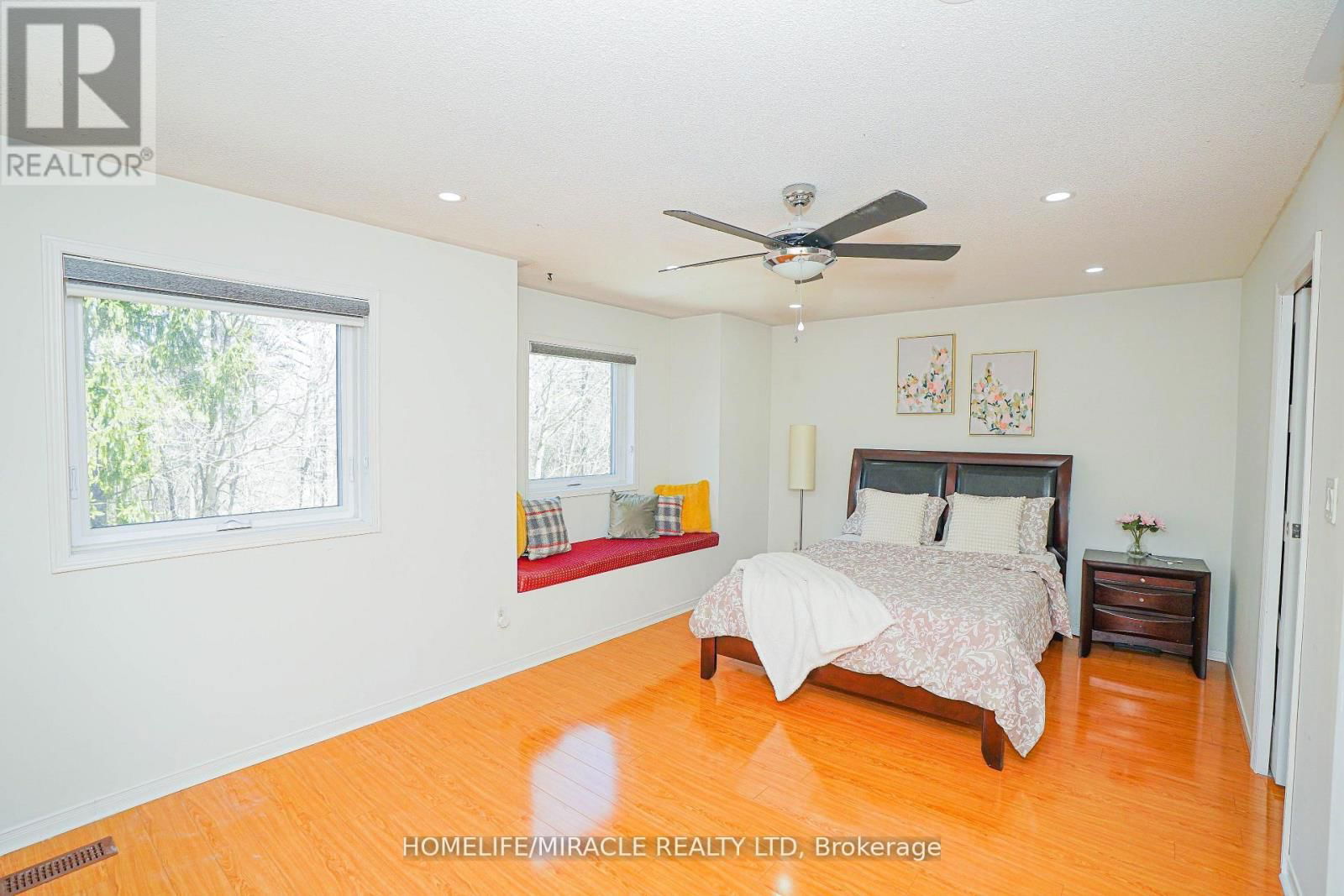 23 HOLLOWGROVE BOULEVARD Image 16