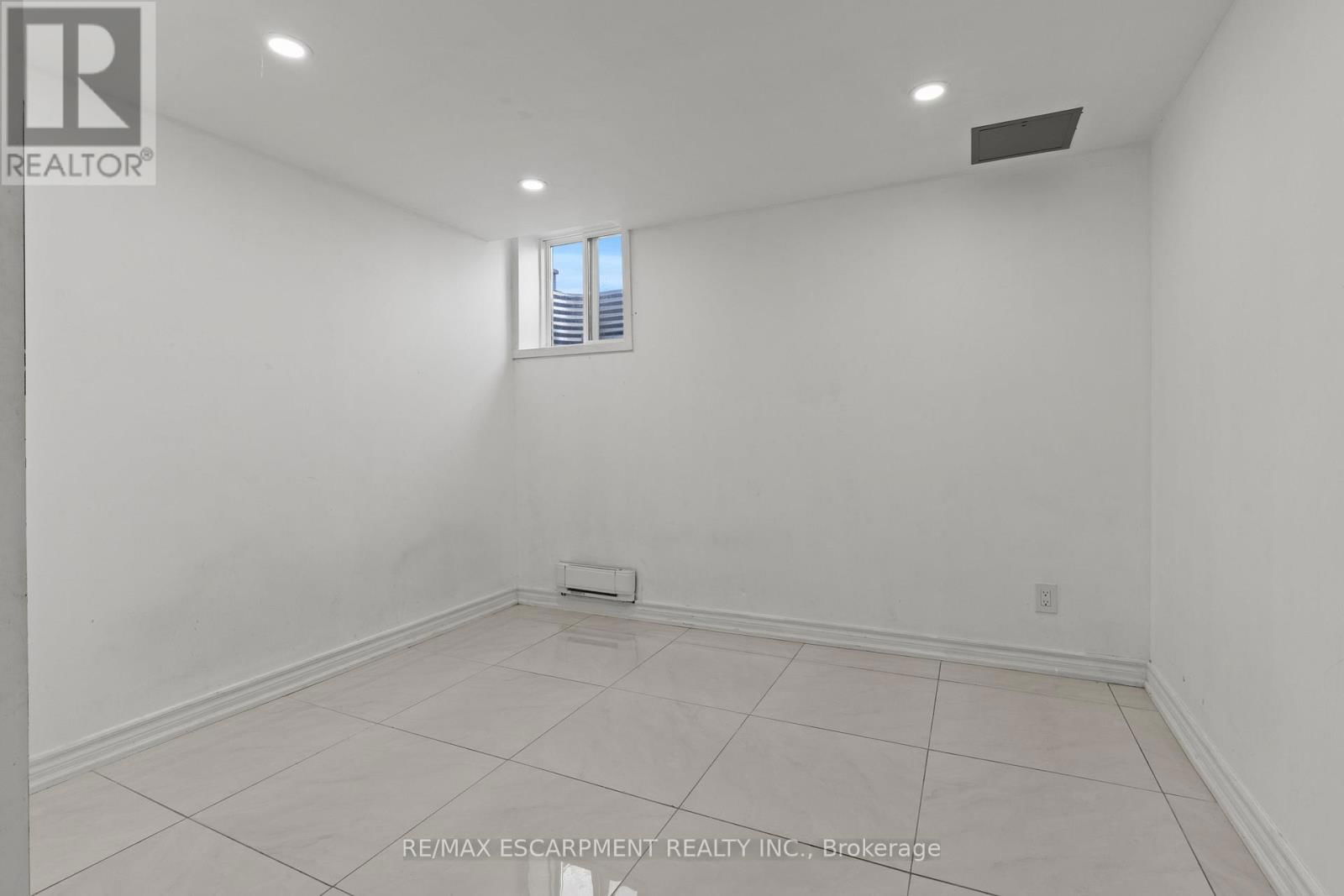 21 GRAND RIVER COURT Image 28