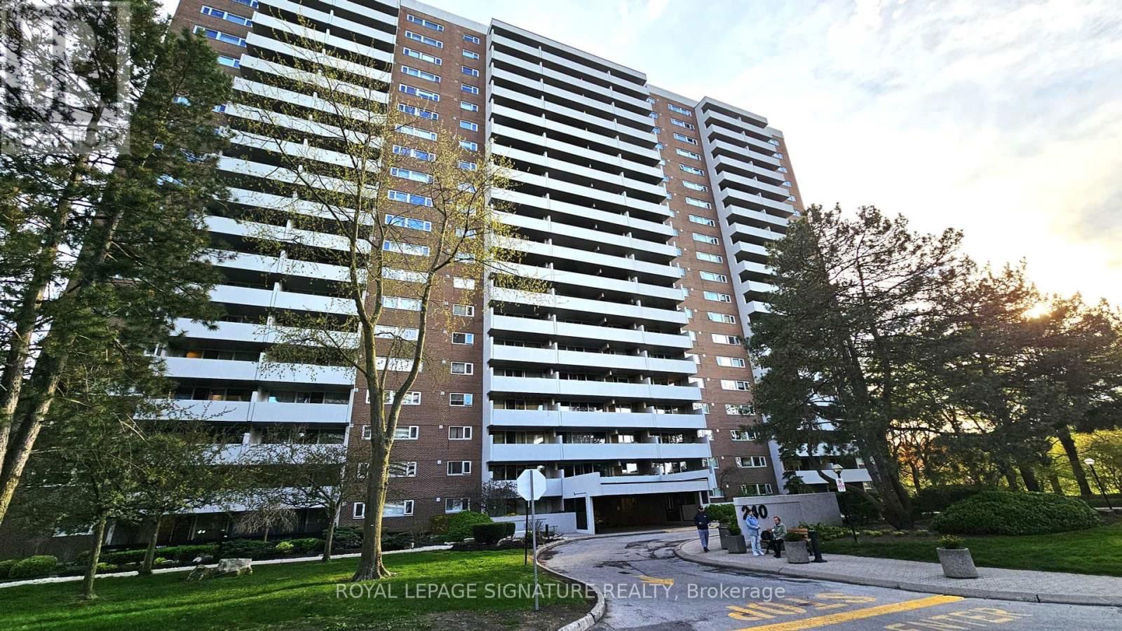 810 - 240 SCARLETT ROAD Image 1