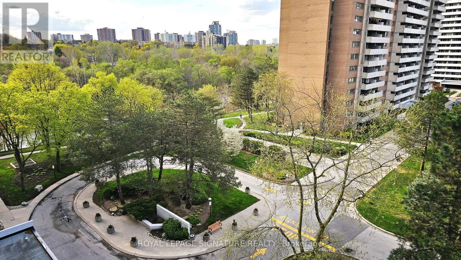810 - 240 SCARLETT ROAD Image 3