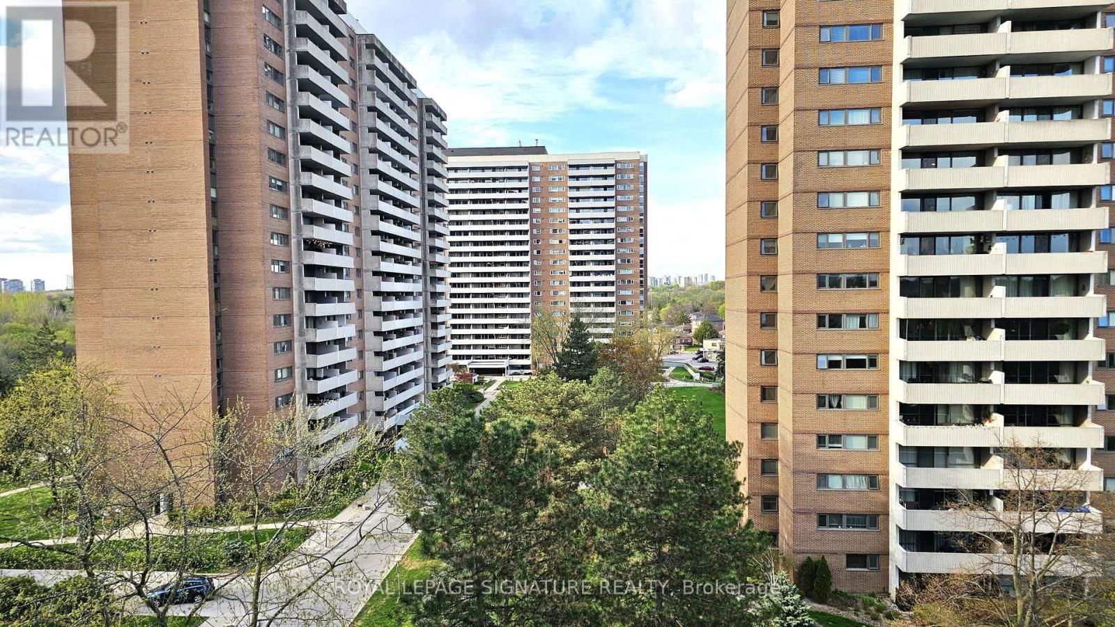 810 - 240 SCARLETT ROAD Image 4
