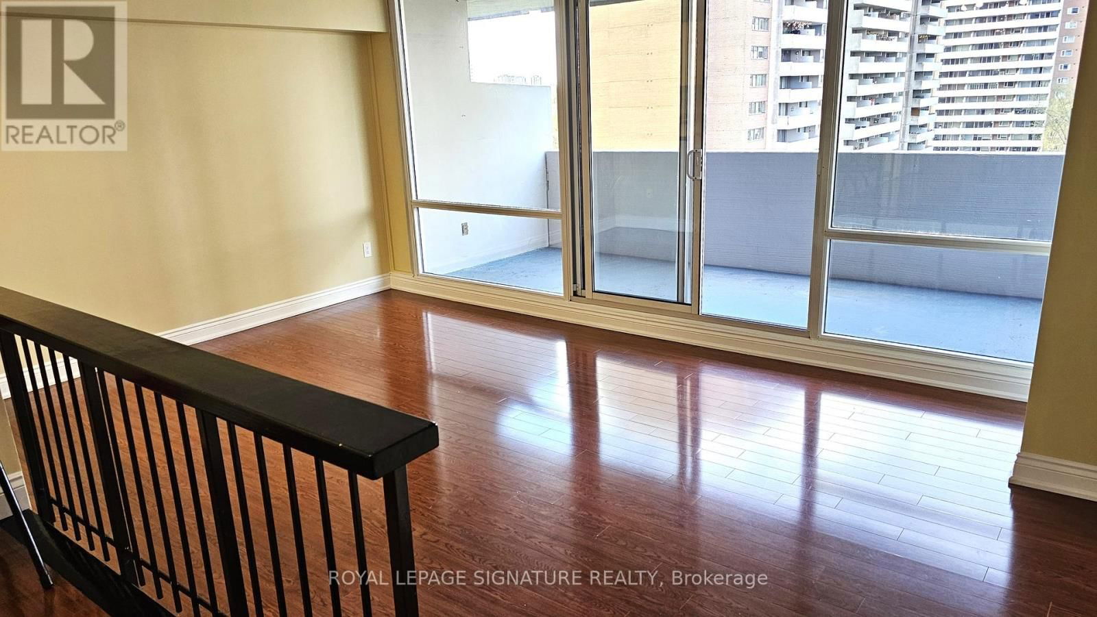 810 - 240 SCARLETT ROAD Image 6
