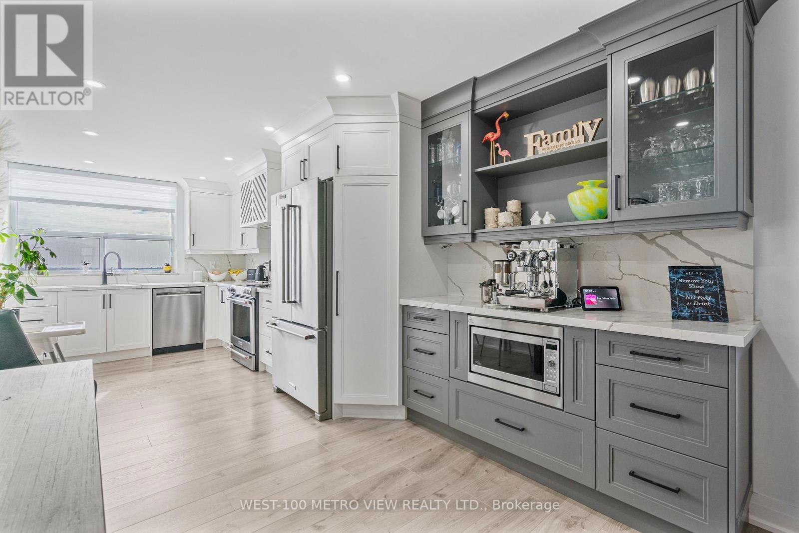701 - 355 RATHBURN ROAD EAST Image 3