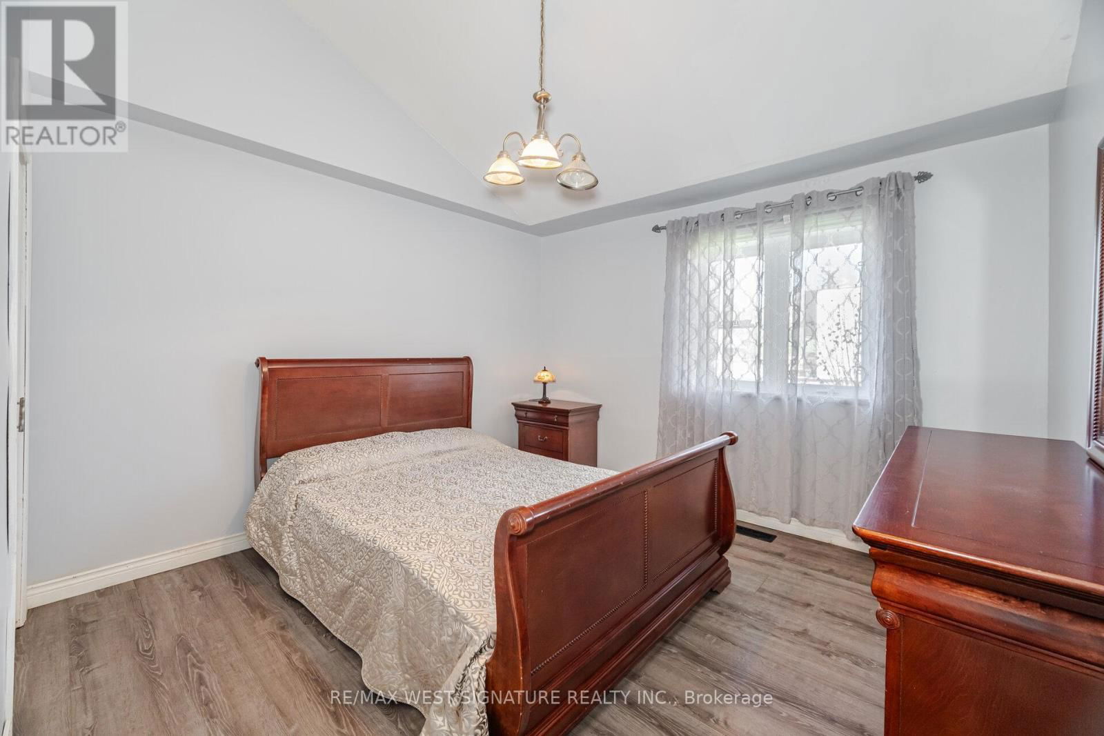 118 MARTHA CRESCENT Image 12