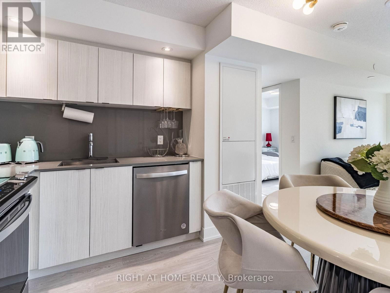 1401 - 10 EVA ROAD Image 15