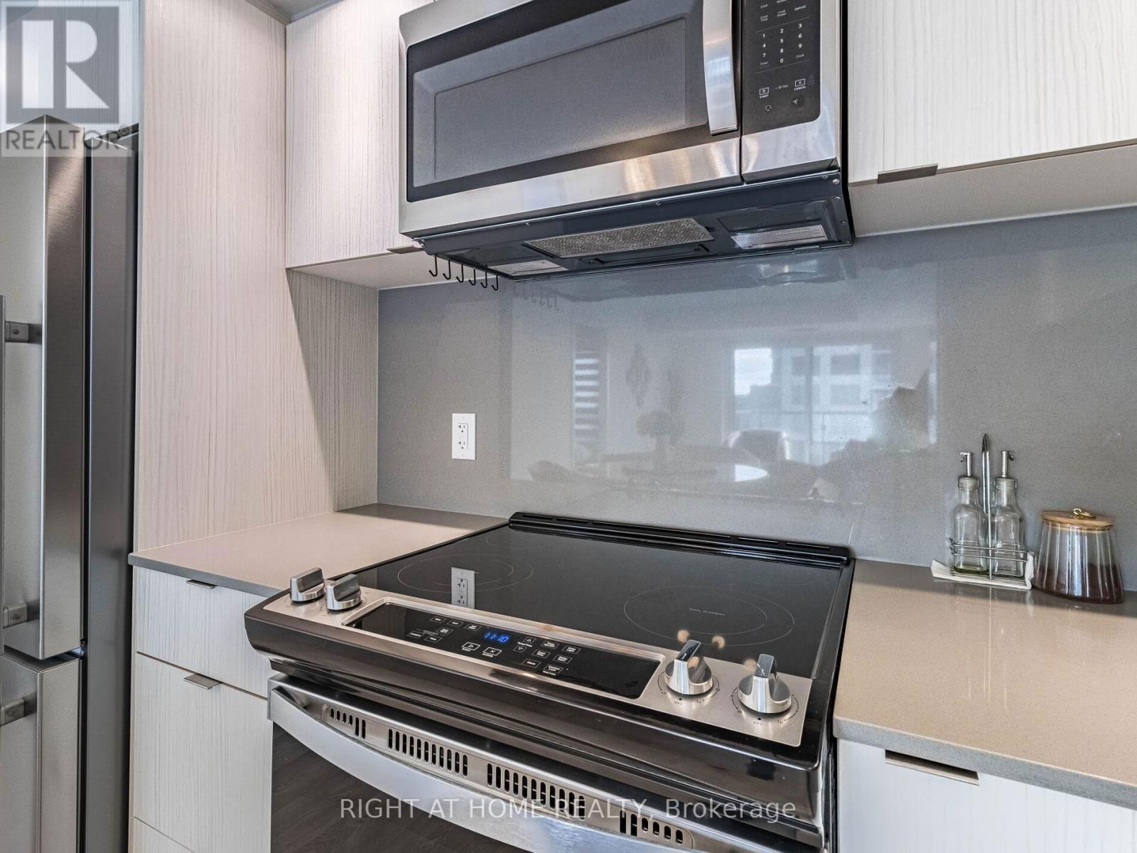 1401 - 10 EVA ROAD Image 18