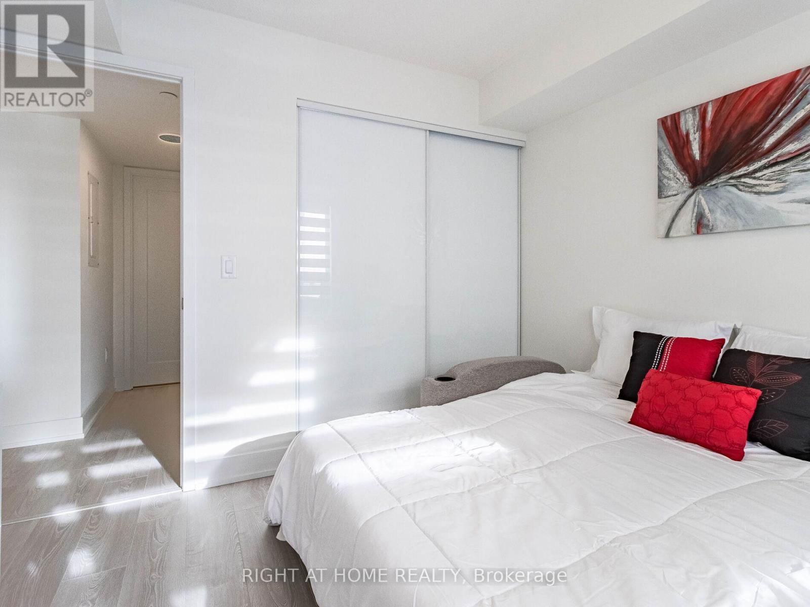 1401 - 10 EVA ROAD Image 27
