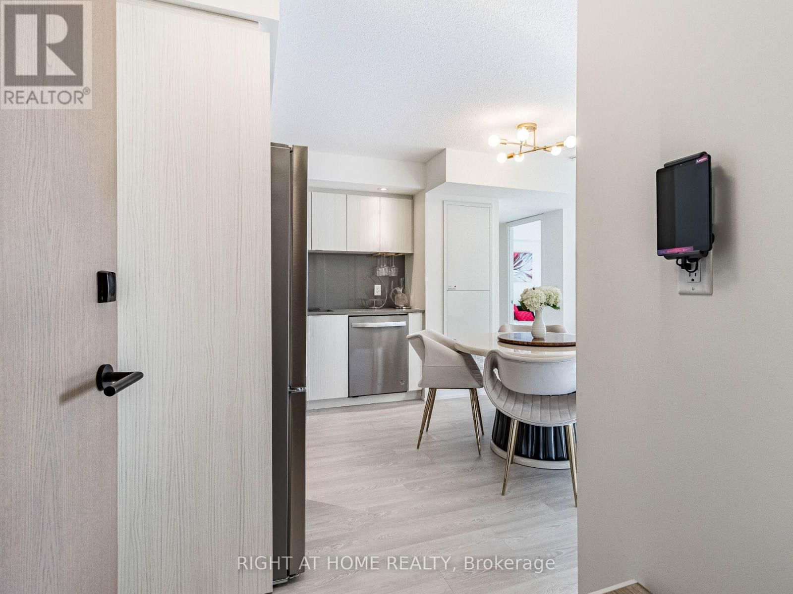 1401 - 10 EVA ROAD Image 39