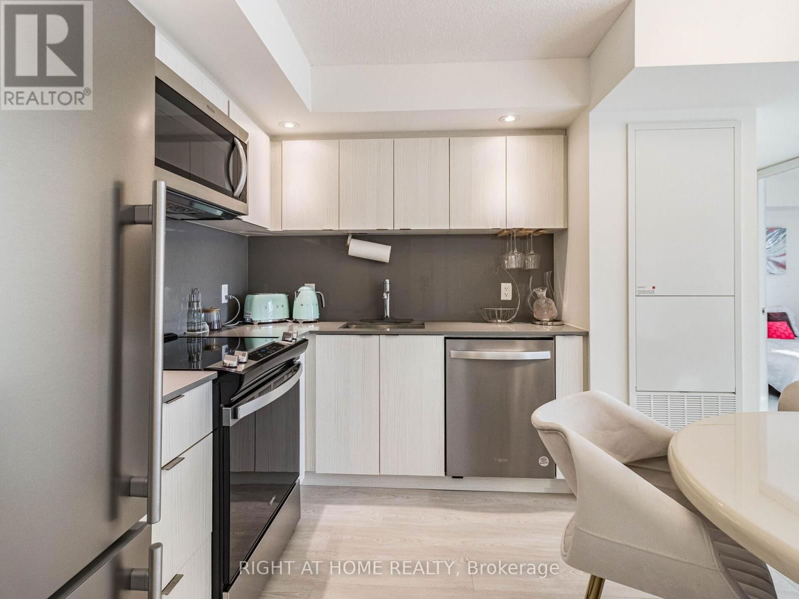 1401 - 10 EVA ROAD Image 42