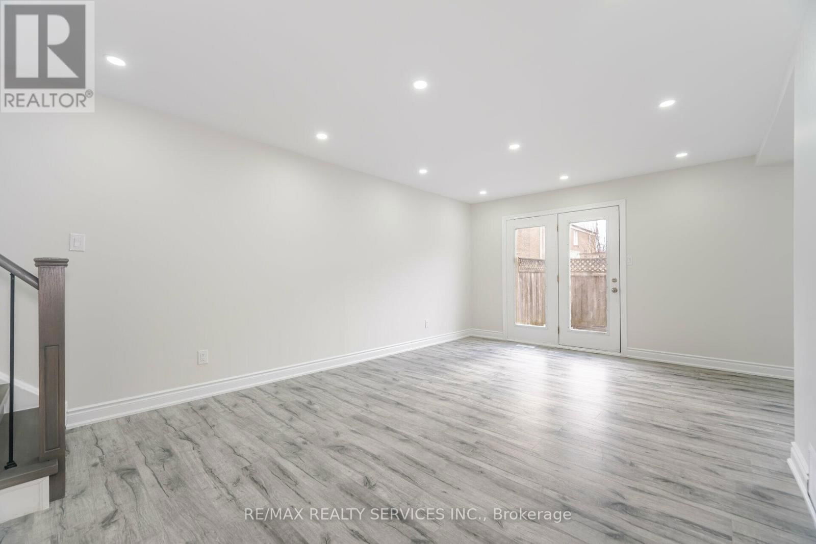41 TOWN HOUSE CRESCENT Image 1