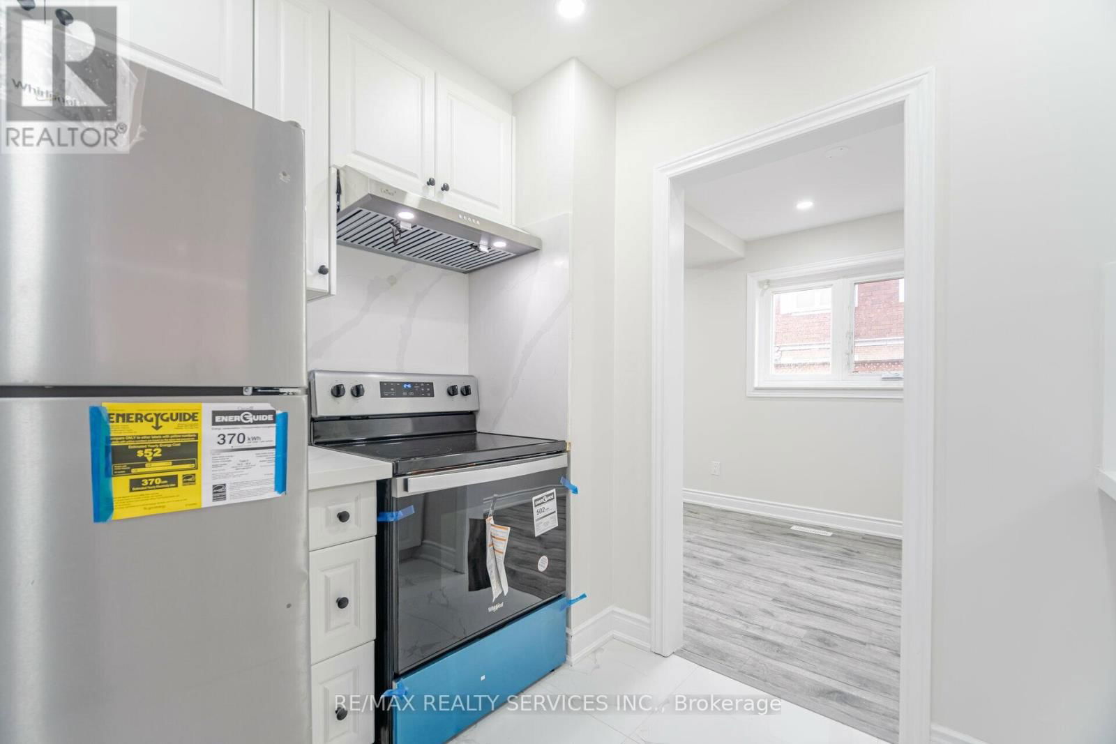 41 TOWN HOUSE CRESCENT Image 11