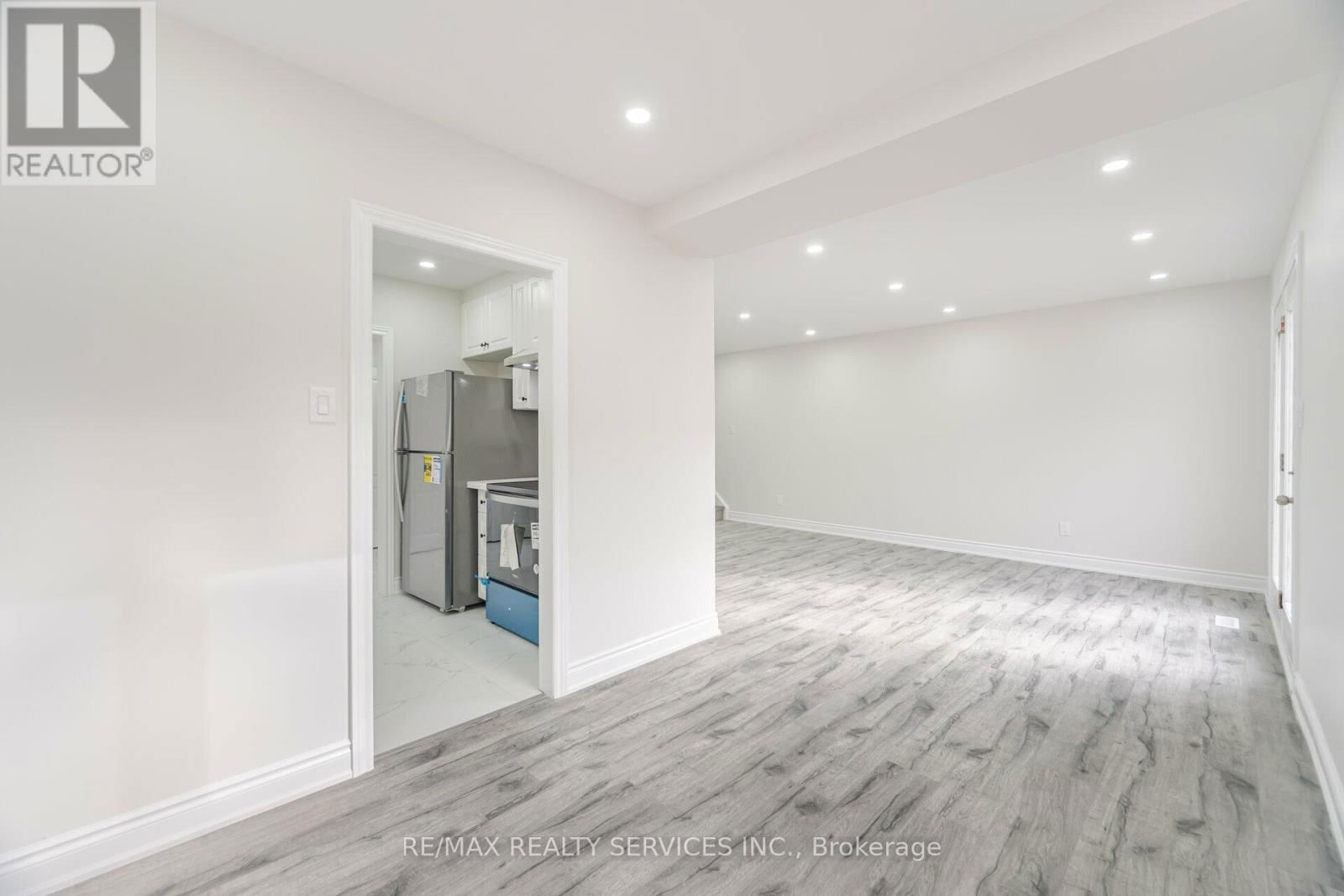 41 TOWN HOUSE CRESCENT Image 12