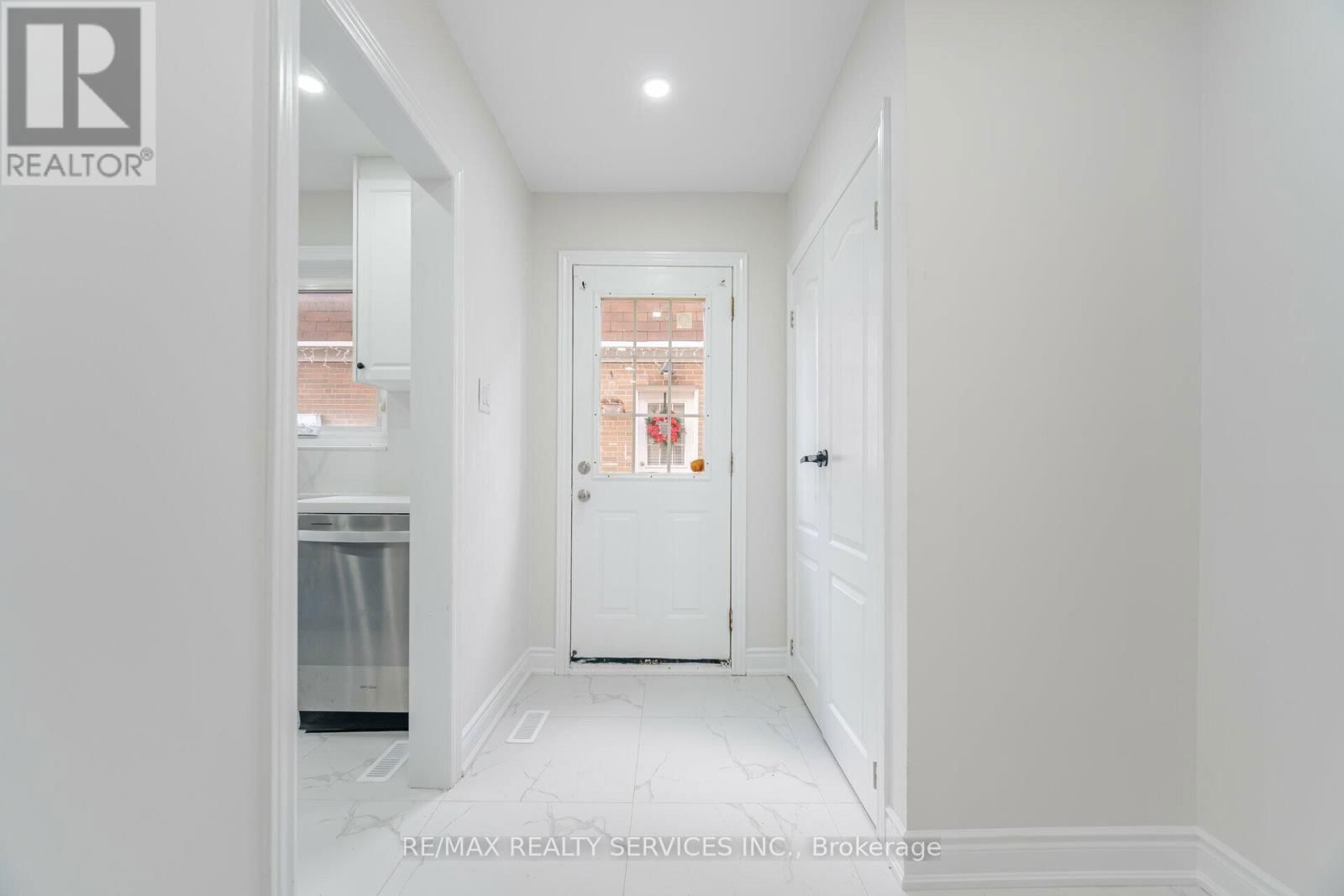 41 TOWN HOUSE CRESCENT Image 13