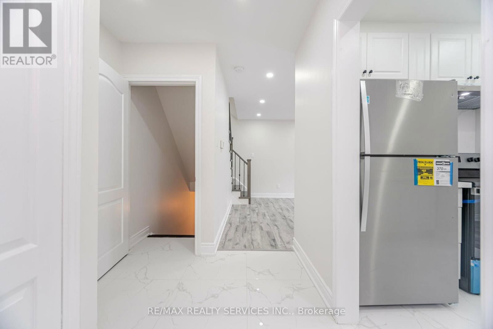 41 TOWN HOUSE CRESCENT Image 14