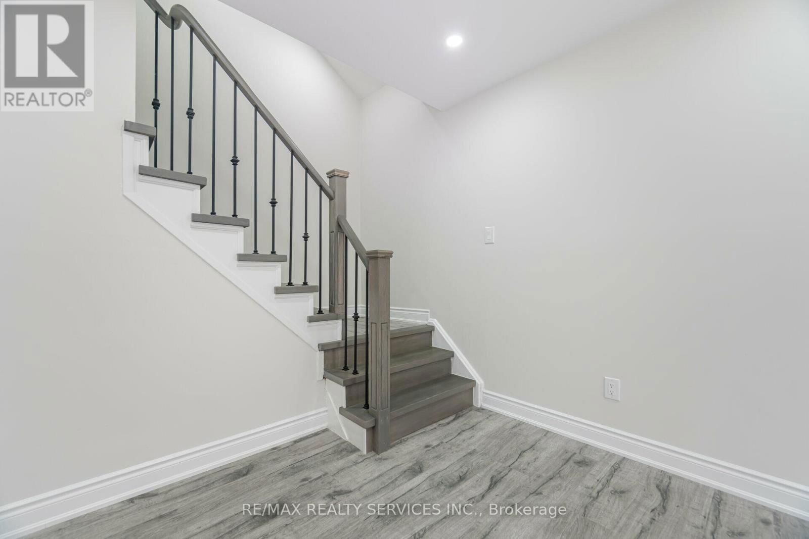 41 TOWN HOUSE CRESCENT Image 15
