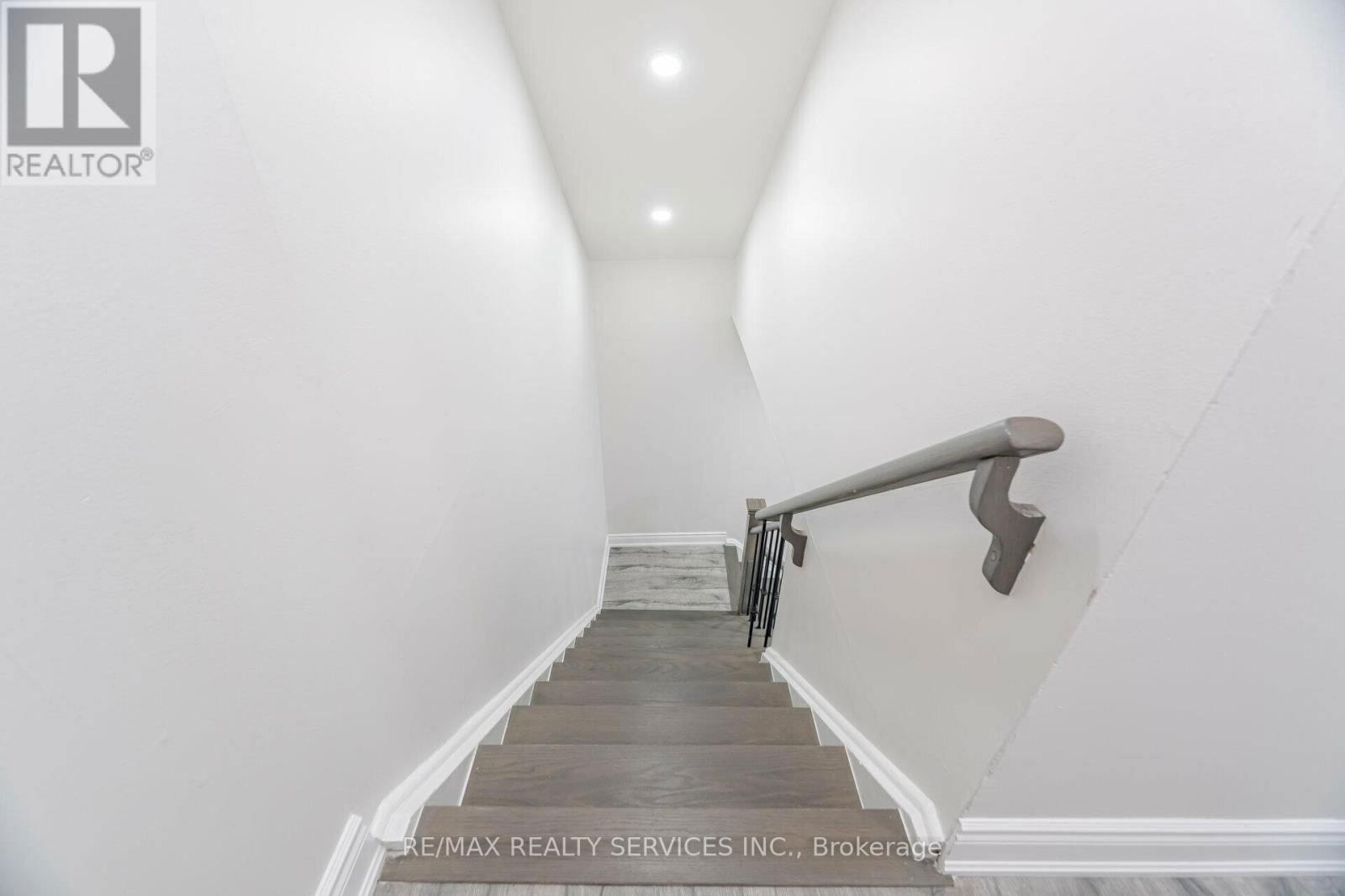 41 TOWN HOUSE CRESCENT Image 16