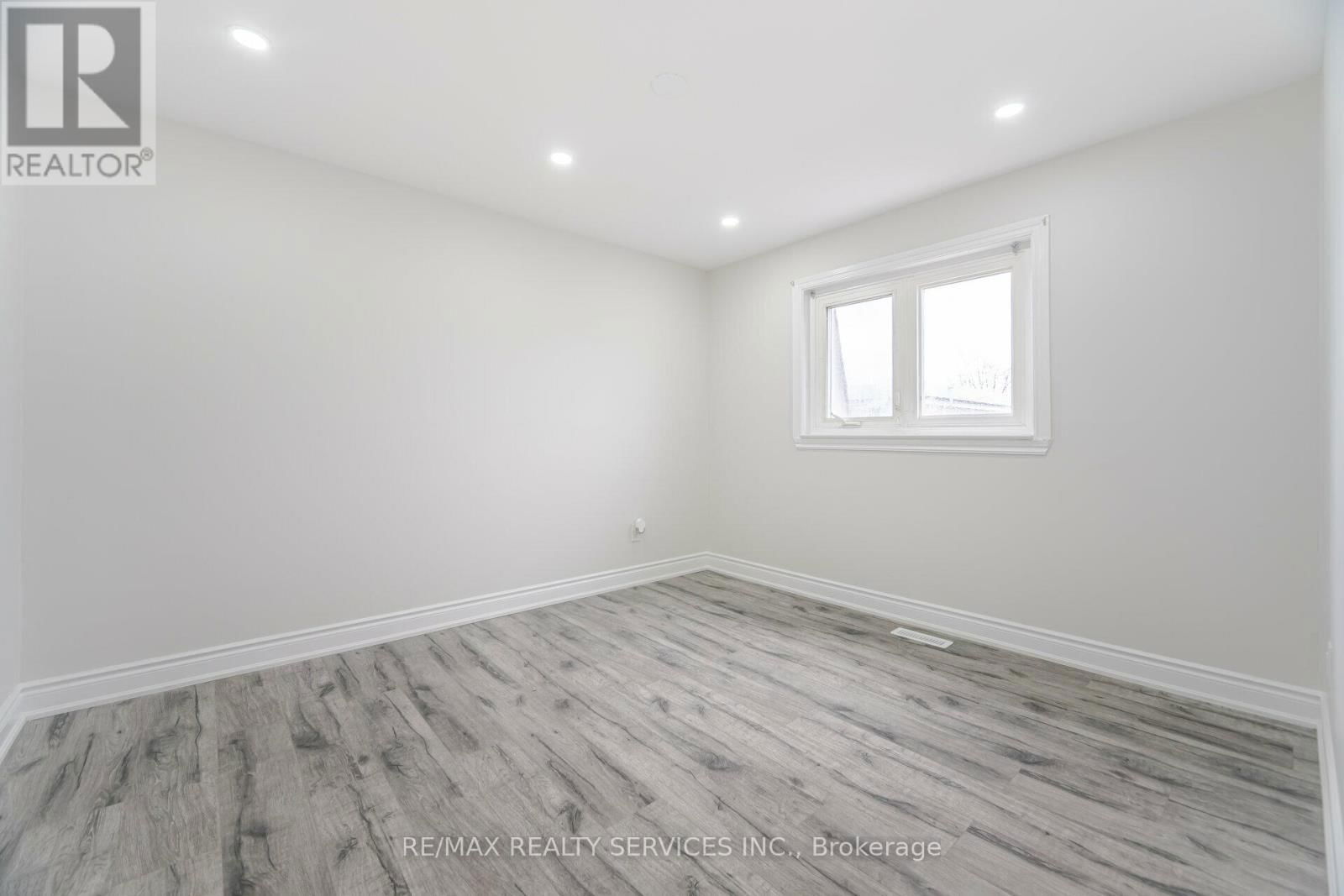 41 TOWN HOUSE CRESCENT Image 18
