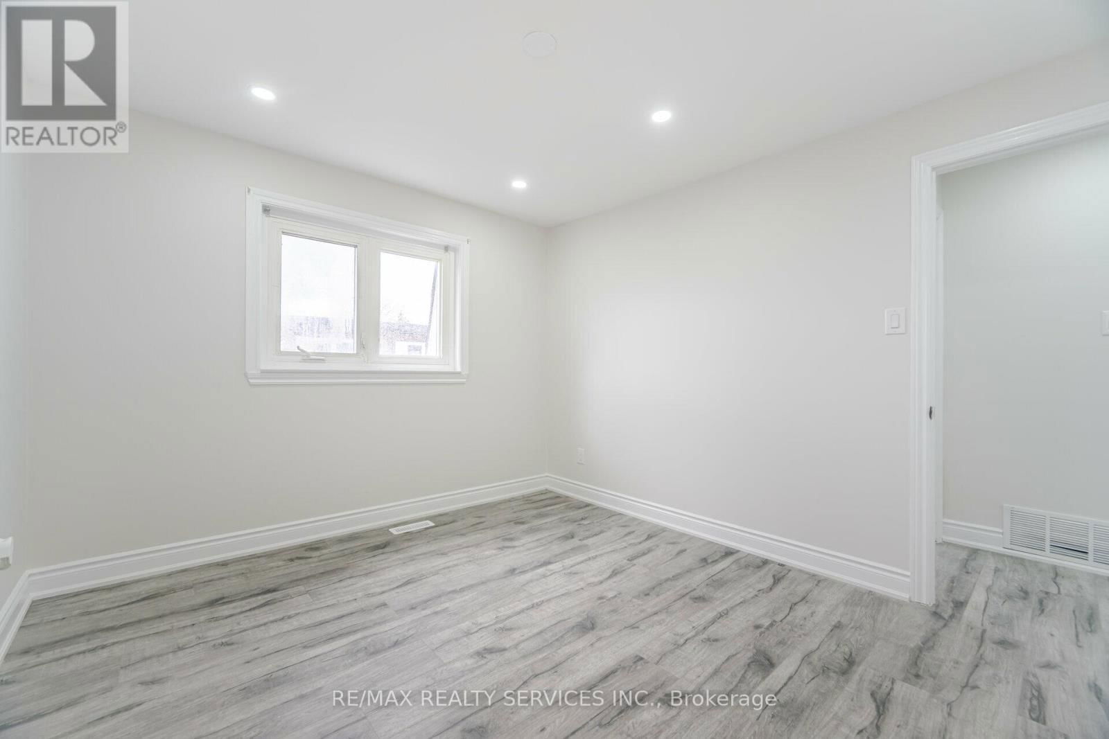 41 TOWN HOUSE CRESCENT Image 19