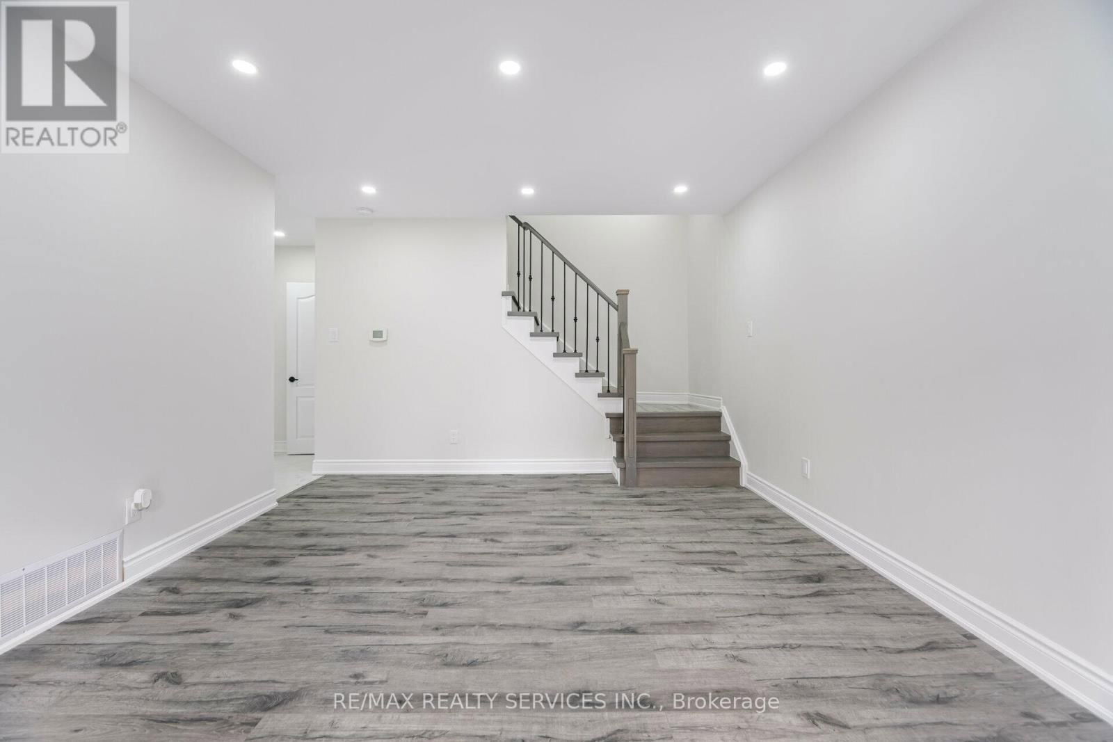 41 TOWN HOUSE CRESCENT Image 2