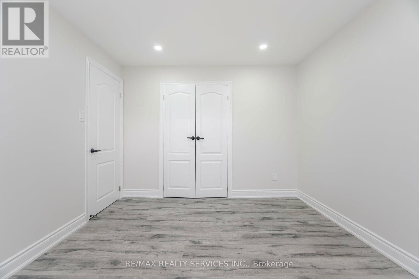 41 TOWN HOUSE CRESCENT Image 20