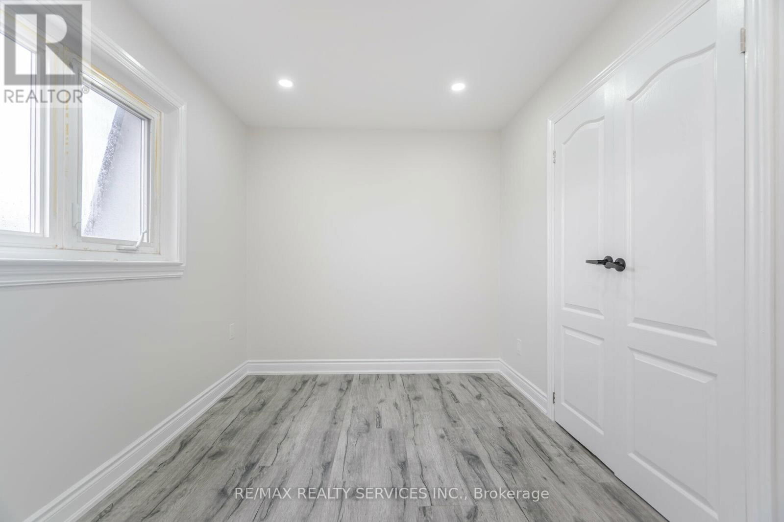 41 TOWN HOUSE CRESCENT Image 21