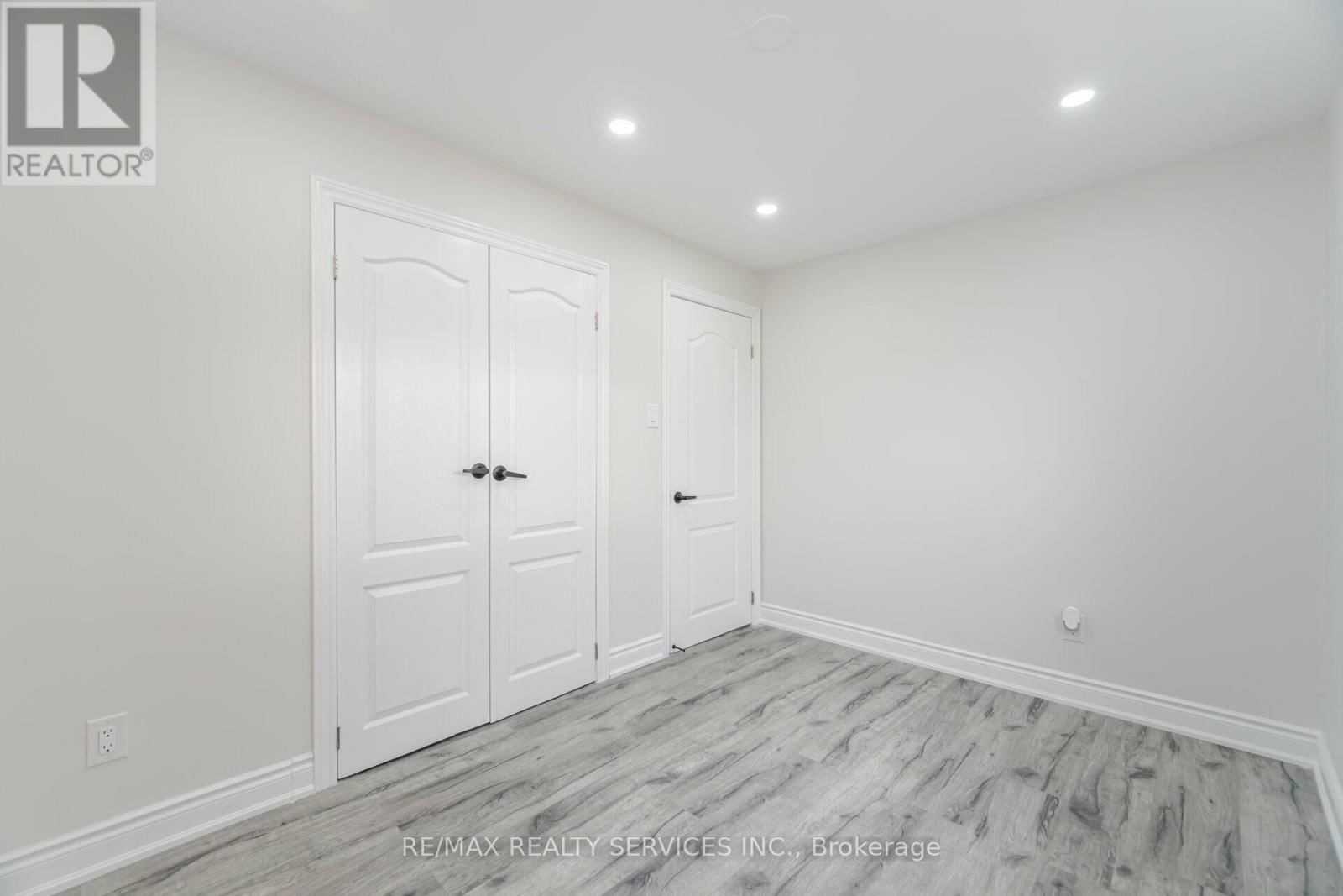 41 TOWN HOUSE CRESCENT Image 22