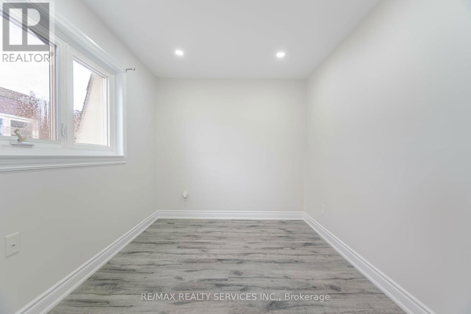 41 TOWN HOUSE CRESCENT Image 23