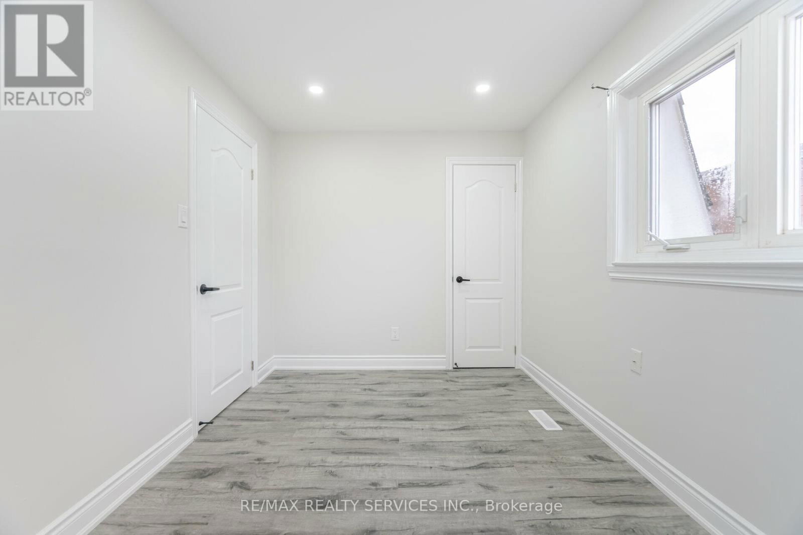 41 TOWN HOUSE CRESCENT Image 24