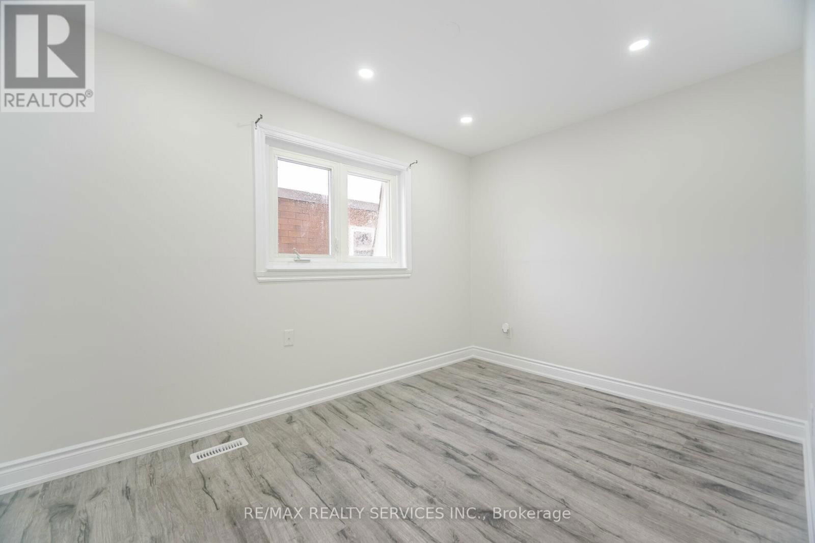 41 TOWN HOUSE CRESCENT Image 25