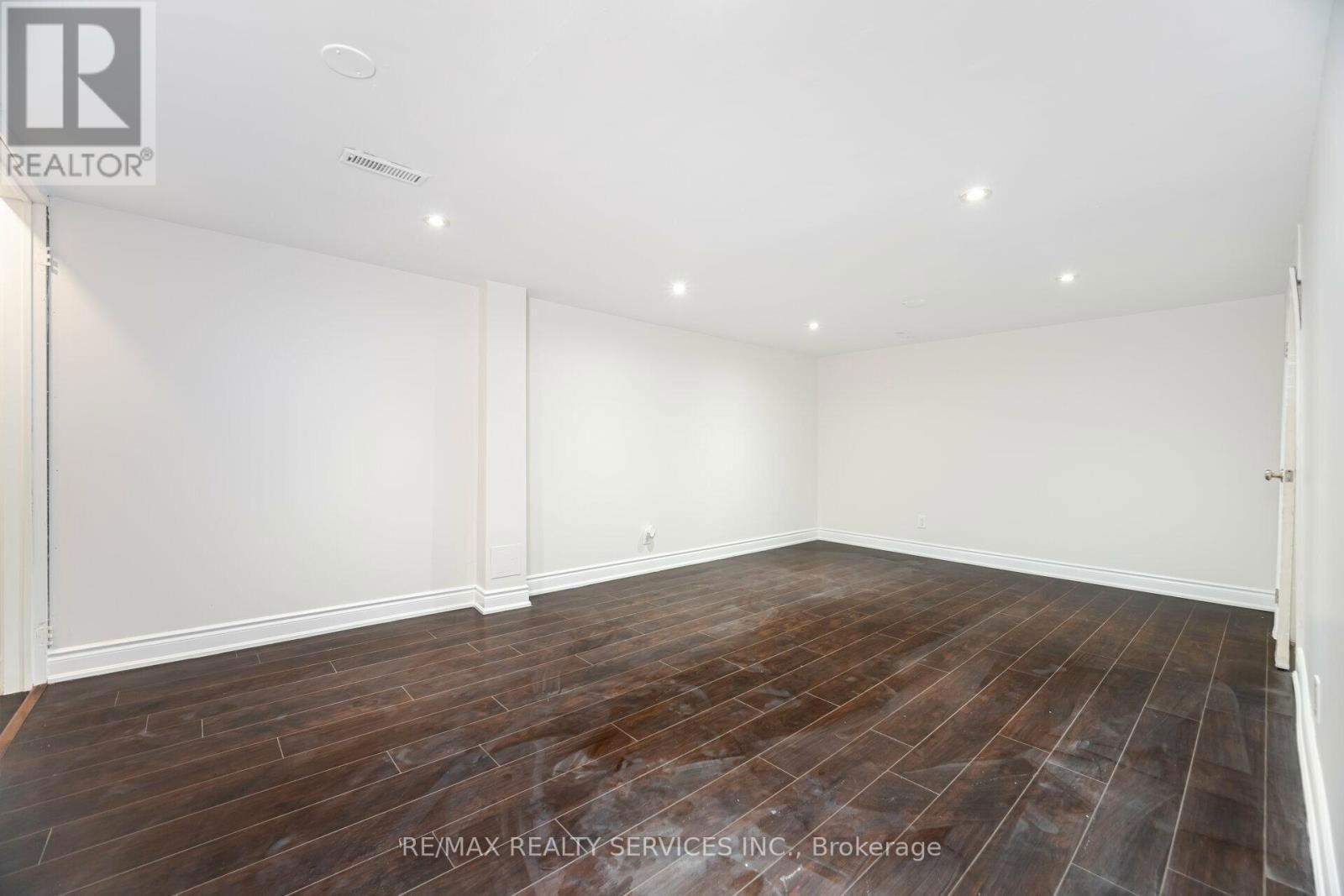 41 TOWN HOUSE CRESCENT Image 28