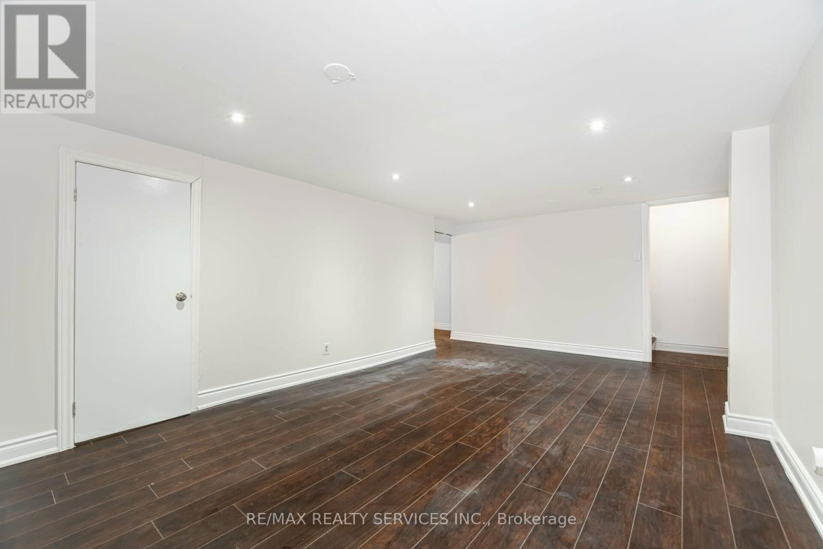 41 TOWN HOUSE CRESCENT Image 29