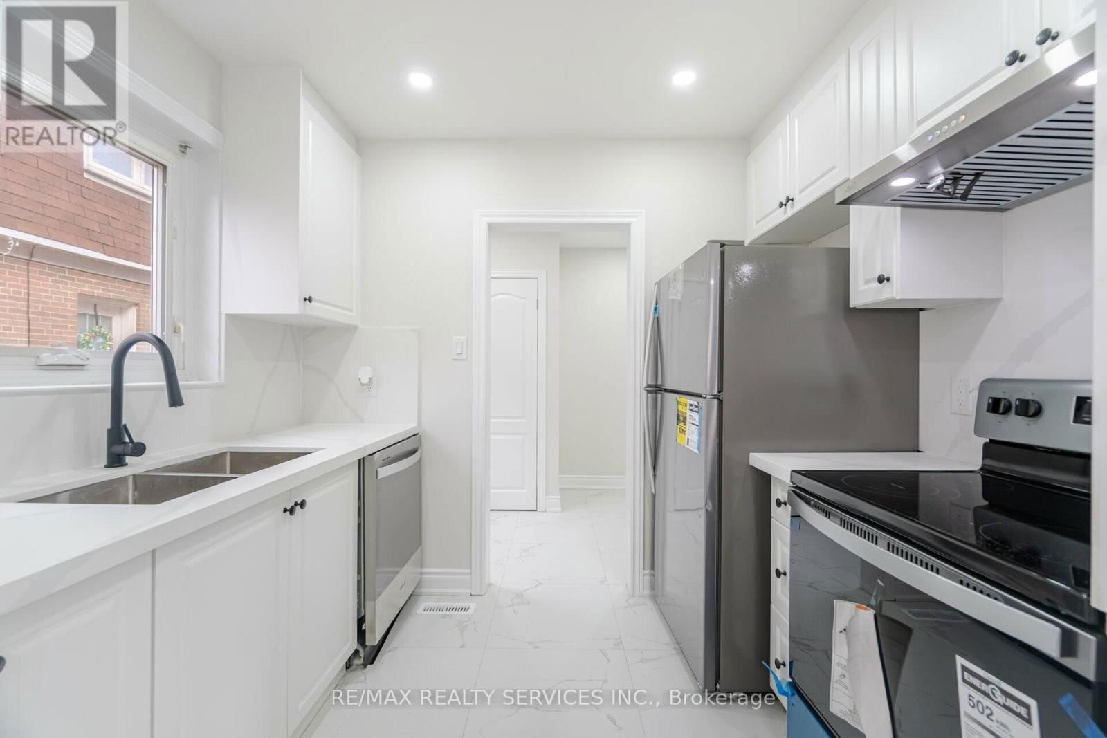 41 TOWN HOUSE CRESCENT Image 3