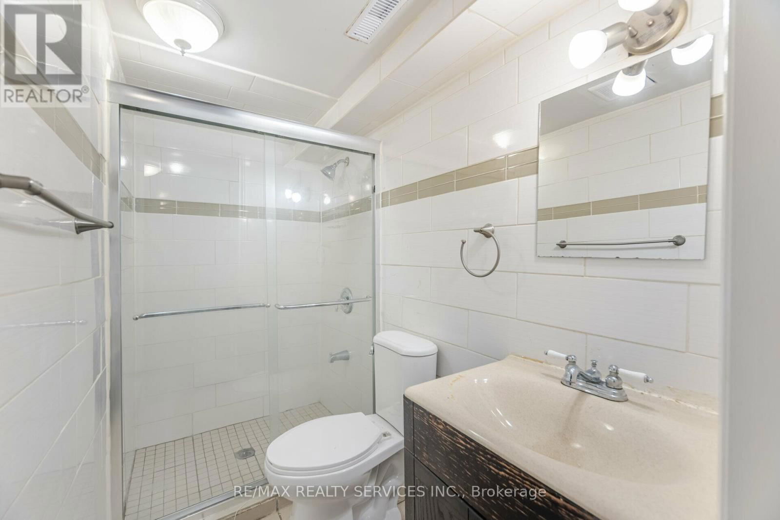 41 TOWN HOUSE CRESCENT Image 31