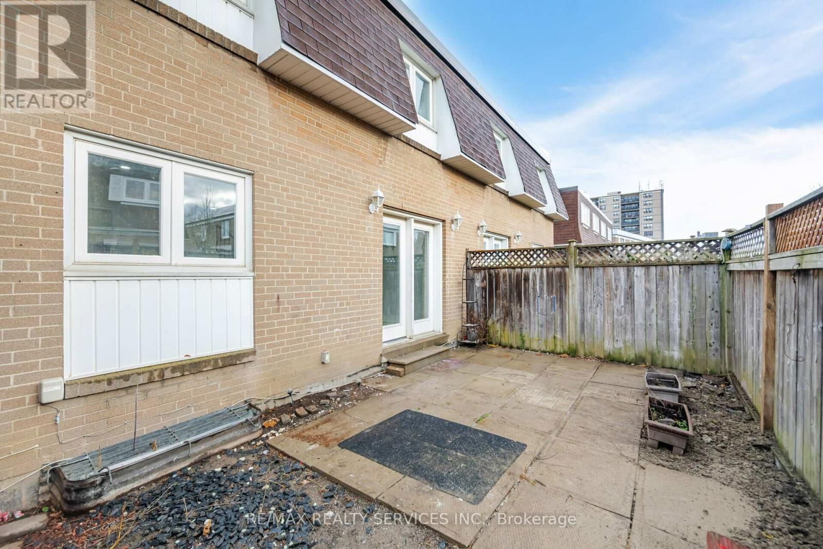 41 TOWN HOUSE CRESCENT Image 32