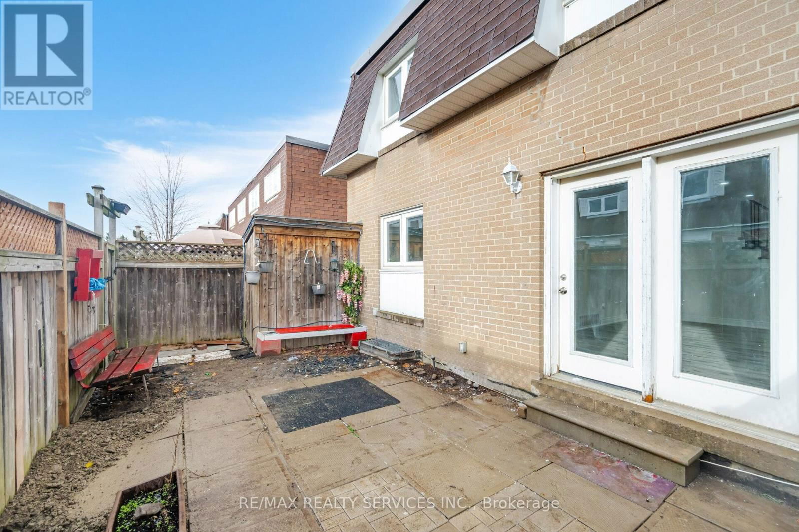 41 TOWN HOUSE CRESCENT Image 33