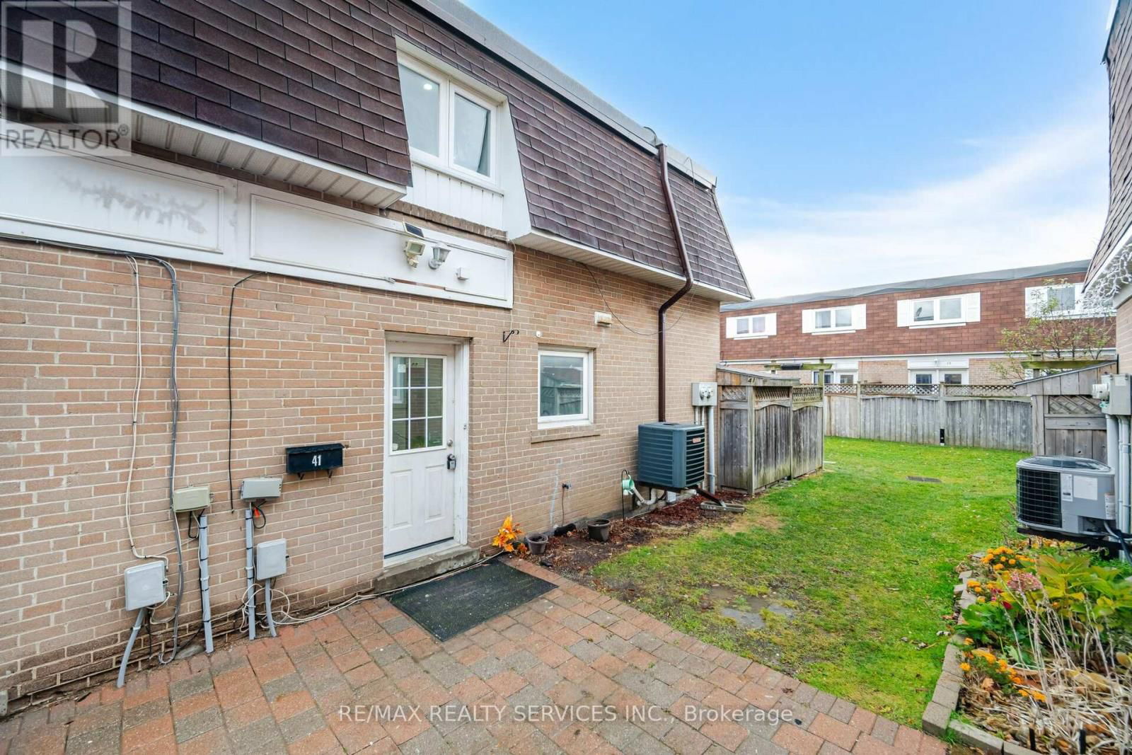 41 TOWN HOUSE CRESCENT Image 34