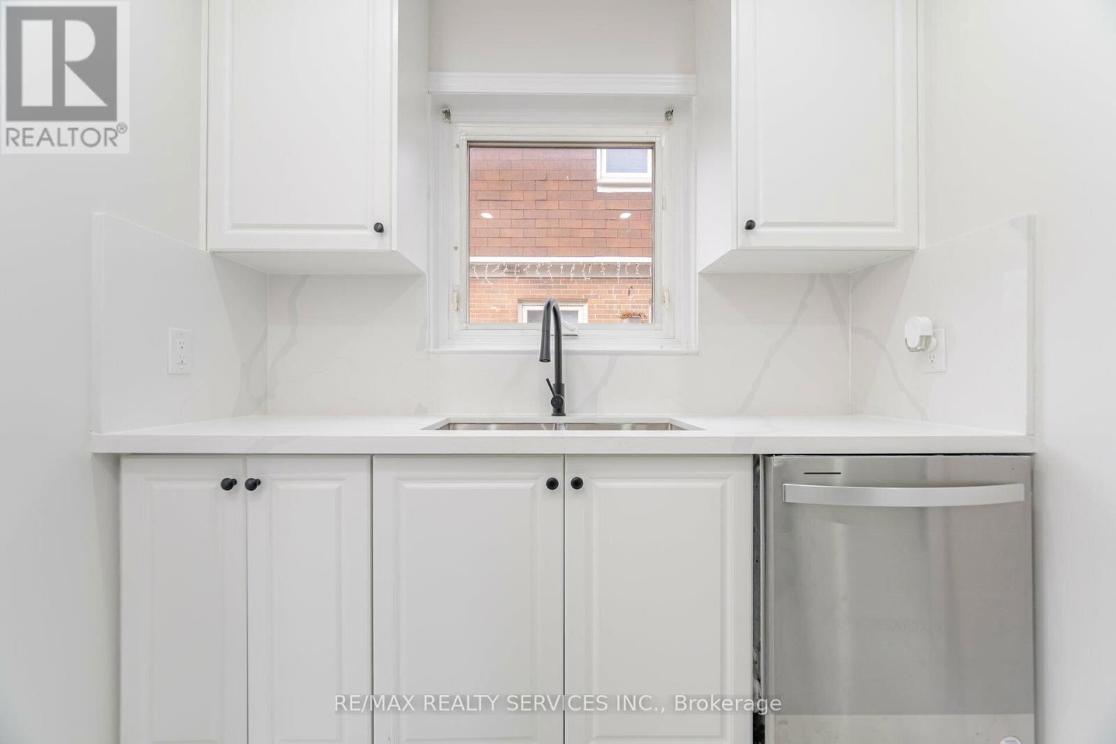 41 TOWN HOUSE CRESCENT Image 5
