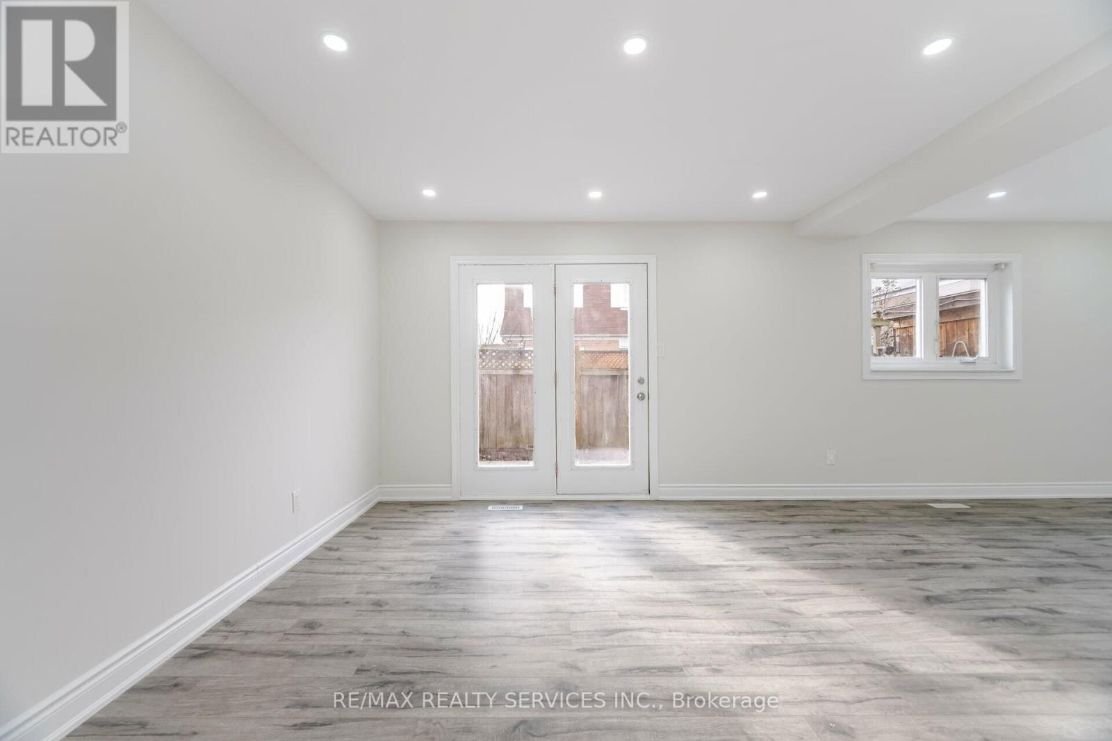 41 TOWN HOUSE CRESCENT Image 6