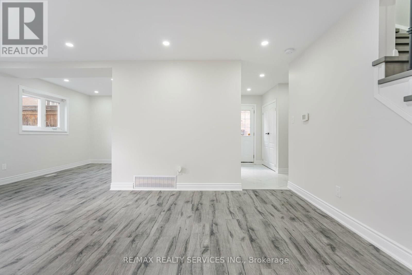 41 TOWN HOUSE CRESCENT Image 7