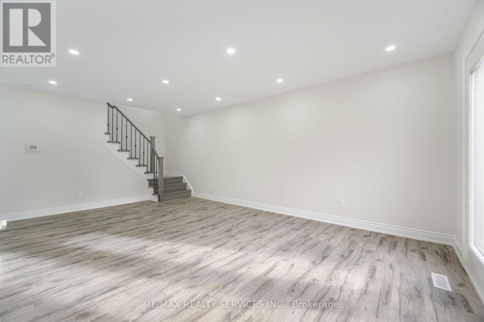 41 TOWN HOUSE CRESCENT Image 9