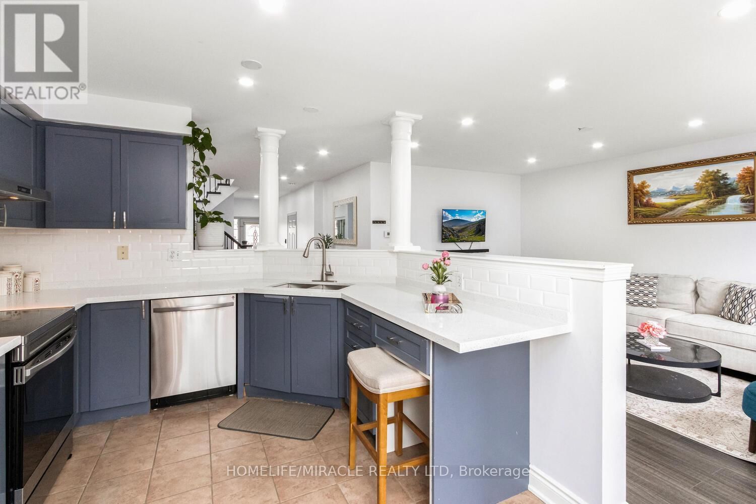 1677 STOVER CRESCENT Image 23