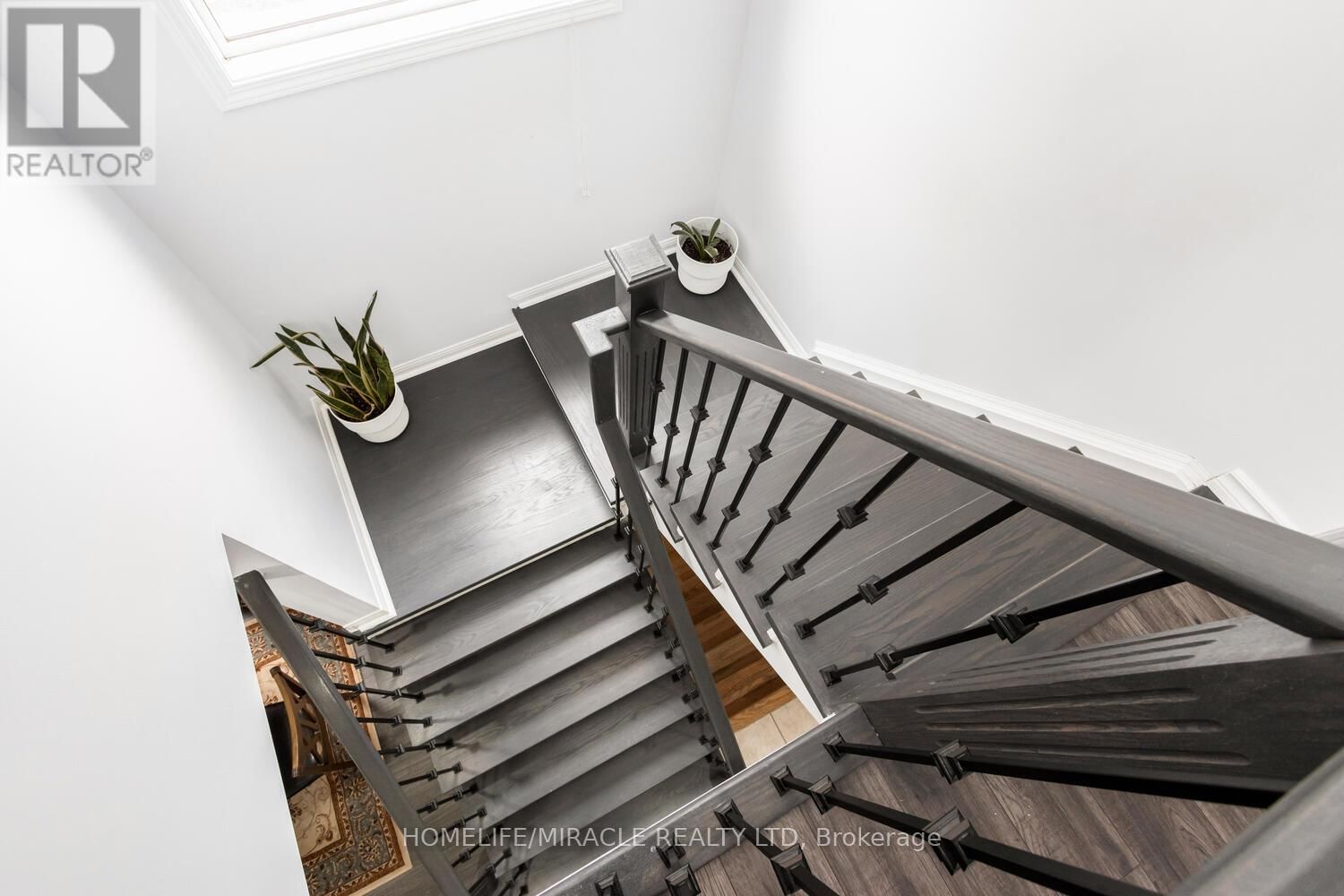 1677 STOVER CRESCENT Image 26
