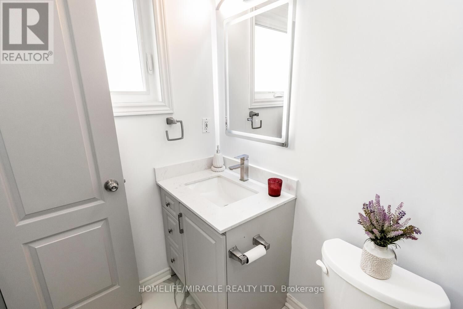 1677 STOVER CRESCENT Image 32
