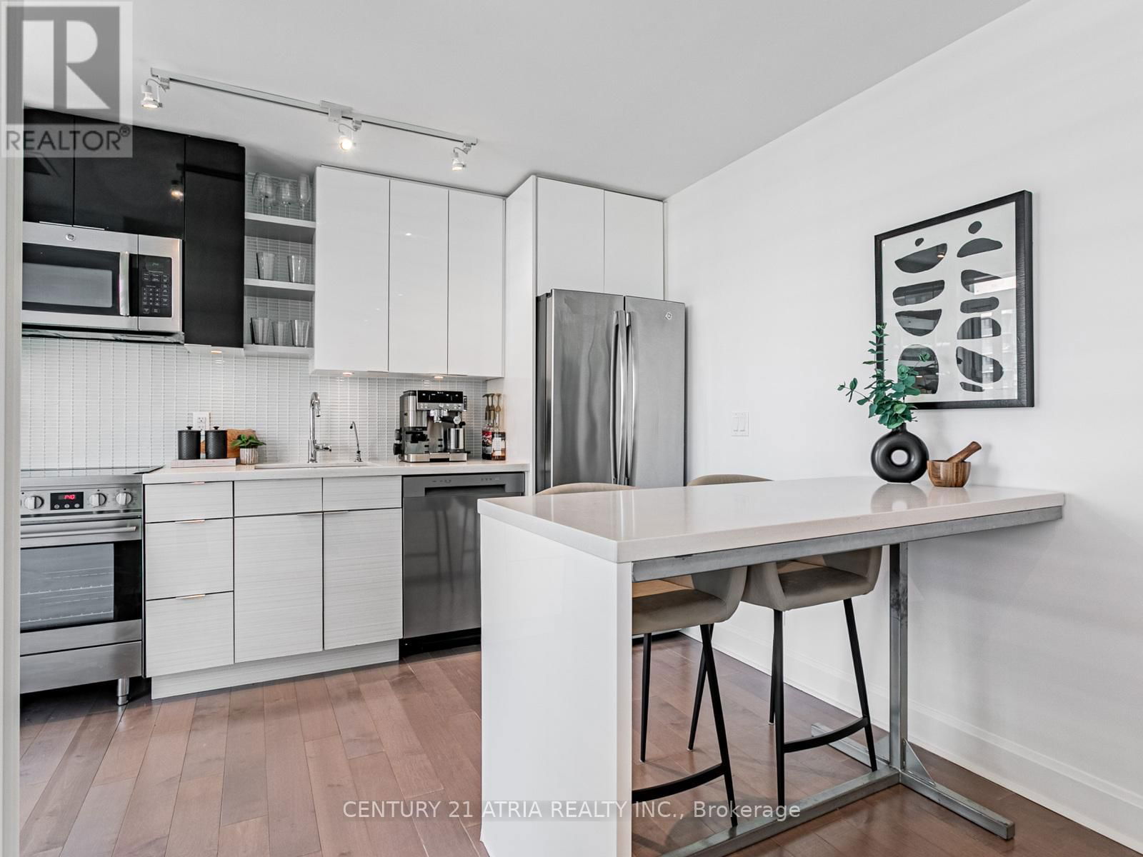 3208 - 33 SHORE BREEZE DRIVE Image 3