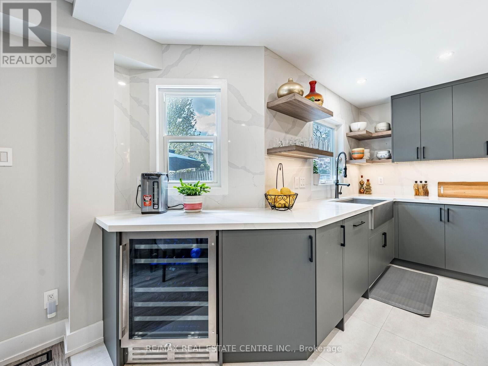 302 LEACOCK AVENUE Image 24