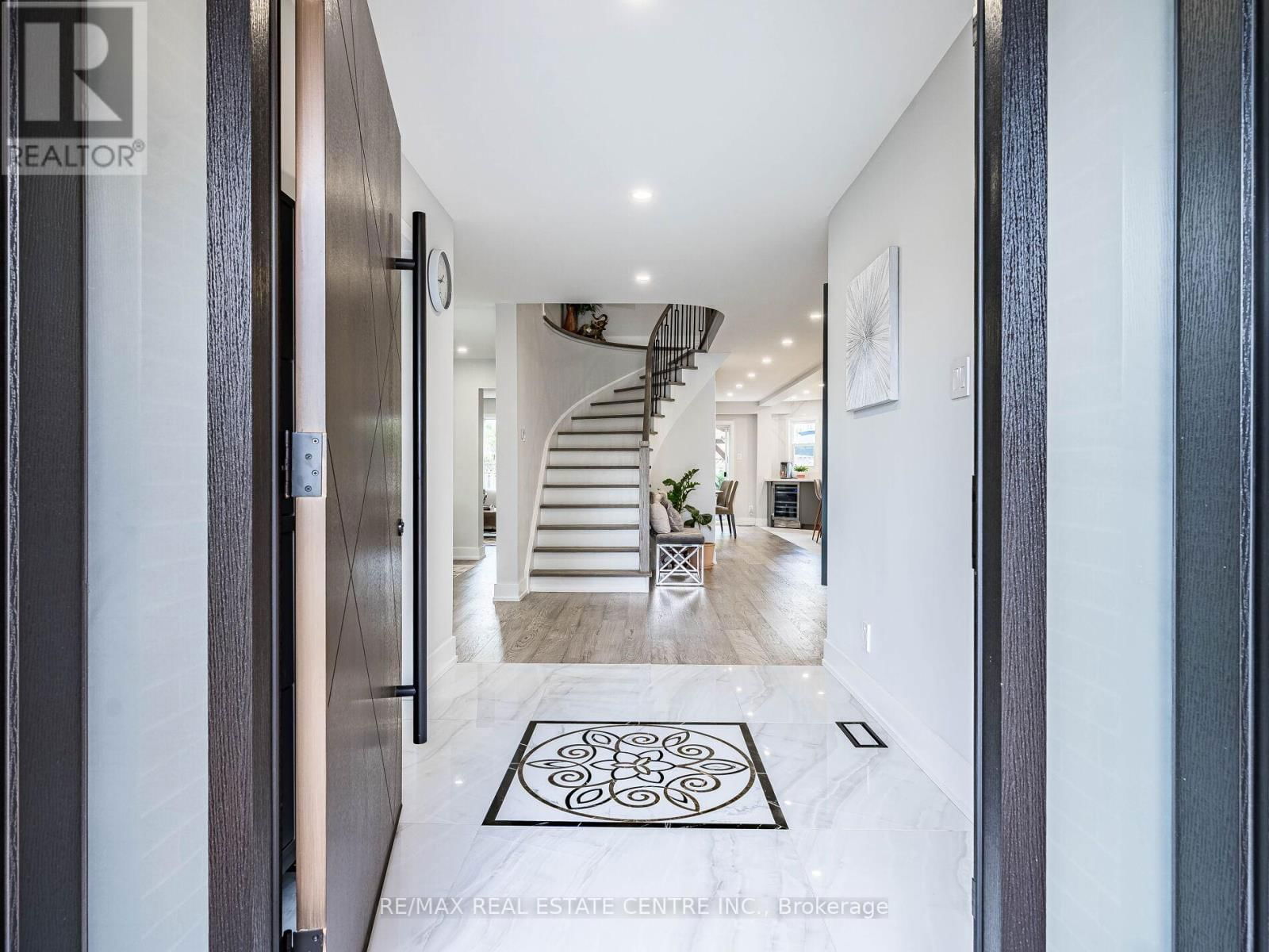 302 LEACOCK AVENUE Image 3