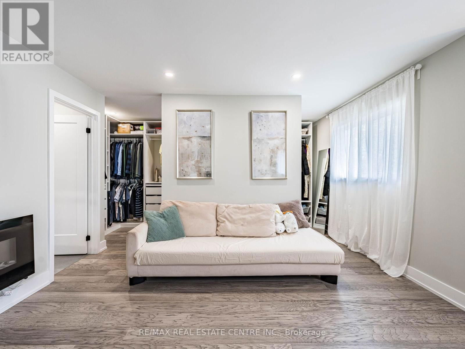 302 LEACOCK AVENUE Image 32