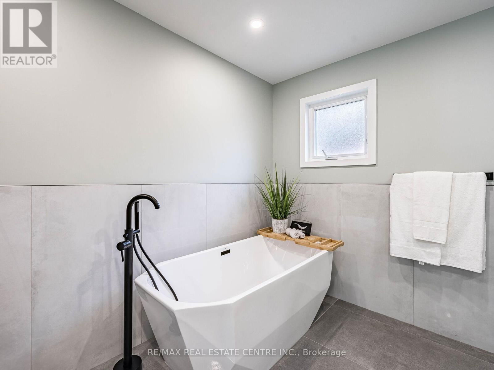302 LEACOCK AVENUE Image 34