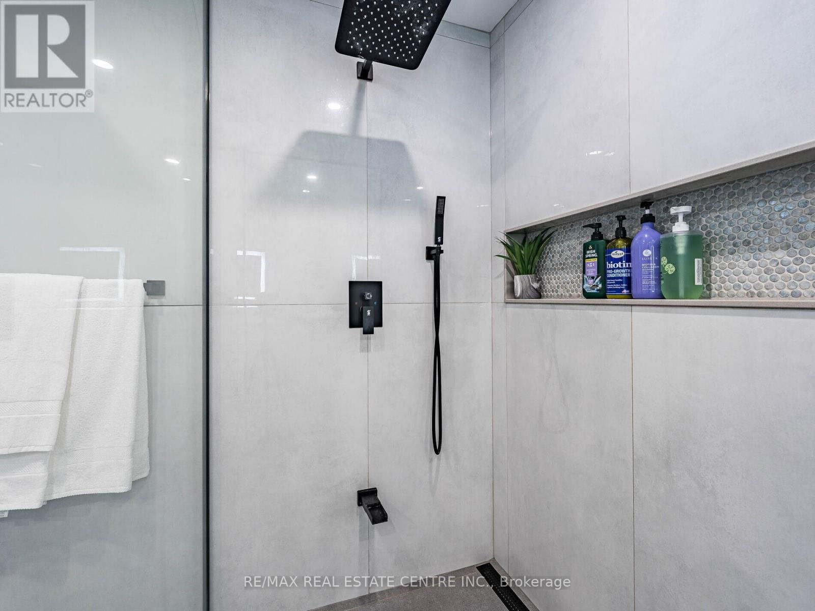 302 LEACOCK AVENUE Image 35